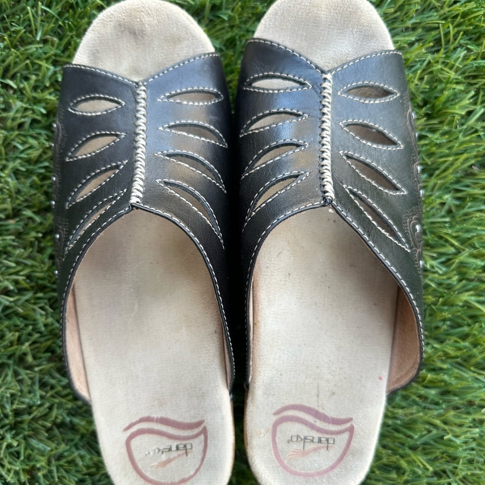 Elegant Black Leather Women's Dansco sandals/clogs. Size 38.